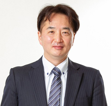 住宅購入の相談を担当する宅地建物取引士・二級建築士の岩崎卓也